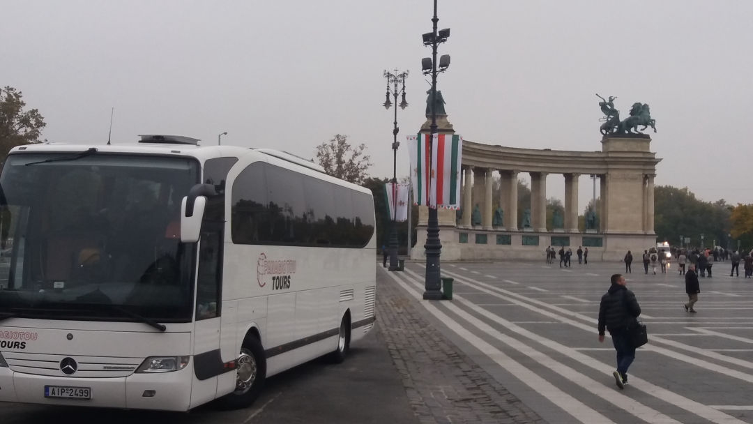 λεωφορείο σε δρόμο